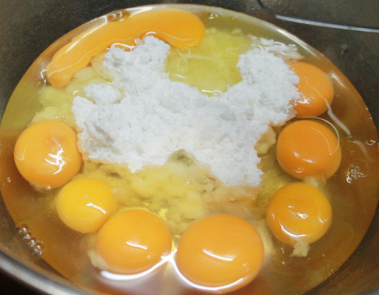 Cùng học cách làm bánh bông lan trứng muối thật ngon - Hình 5