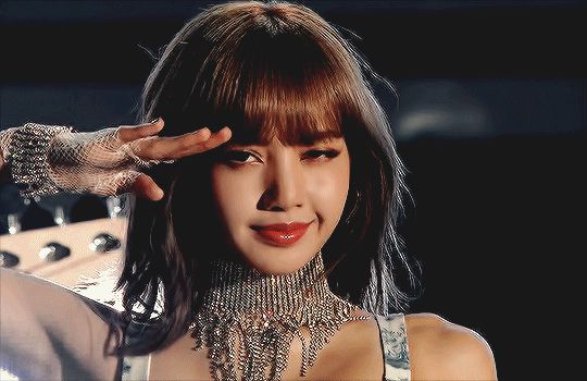 Lisa (BLACKPINK) vén tóc mái tiền tỷ 10 lần gây bão cả 10: Ra sân bay thành hoạ báo đẹp ngất, hot nhất màn solo sexy chết người - Hình 21