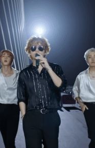 V (BTS) khiến fan u mê vì visual cực ngầu trên show của Jimmy Fallon, xứng danh tắc kè hoa mỗi lần comeback - Hình 2