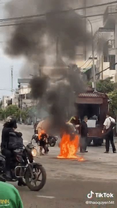 Kinh hãi cảnh người đàn ông nghi tự thiêu, biến thành ngọn đuốc sống giữa đường - Hình 2