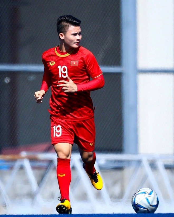 Nguyễn Quang Hải là một trong những cầu thủ trẻ triển vọng của bóng đá Việt Nam. Hãy xem hình ảnh của anh ấy để ngắm nhìn tài năng và phong cách chơi bóng đầy sáng tạo của Nguyễn Quang Hải.
