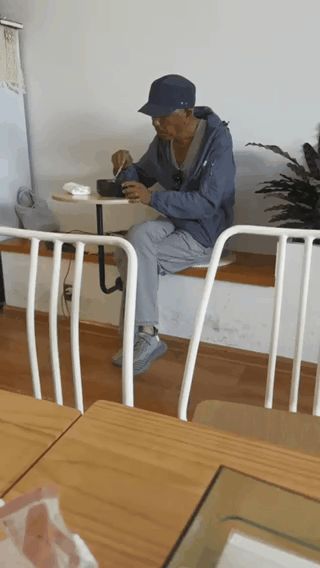 Xót xa hình ảnh Tần Thuỷ Hoàng uy nghi, hoành tráng 1 thời giờ đây bất ngờ gầy rộc, lủi thủi ăn cơm bình dân 1 mình - Hình 2