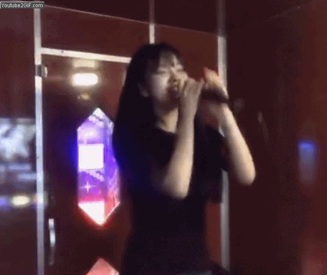 Ra ngoài hát karaoke 1 mình giữa đêm, nữ streamer xinh đẹp hoảng sợ khi bị trai lạ vào phòng, đề nghị song ca khiếm nhã - Hình 3