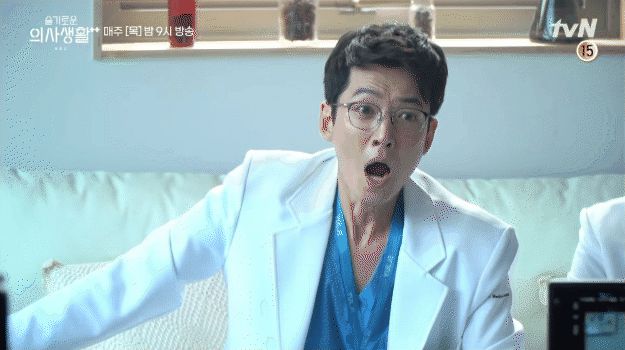 Nàng Đông bị xô ngã thô bạo ở hậu trường Hospital Playlist 2, Yoo Yeon Seok có cách xử lý siêu ngọt ngào! - Hình 2