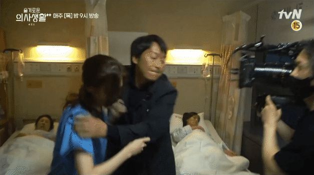 Nàng Đông bị xô ngã thô bạo ở hậu trường Hospital Playlist 2, Yoo Yeon Seok có cách xử lý siêu ngọt ngào! - Hình 3