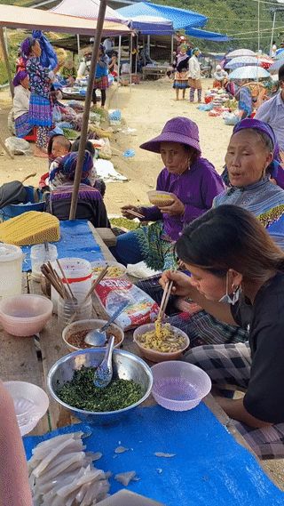 Ra chợ thấy người bán hàng bào một tảng vàng ươm, nhìn tưởng phô mai nhưng hóa ra là đặc sản dân dã này - Hình 3