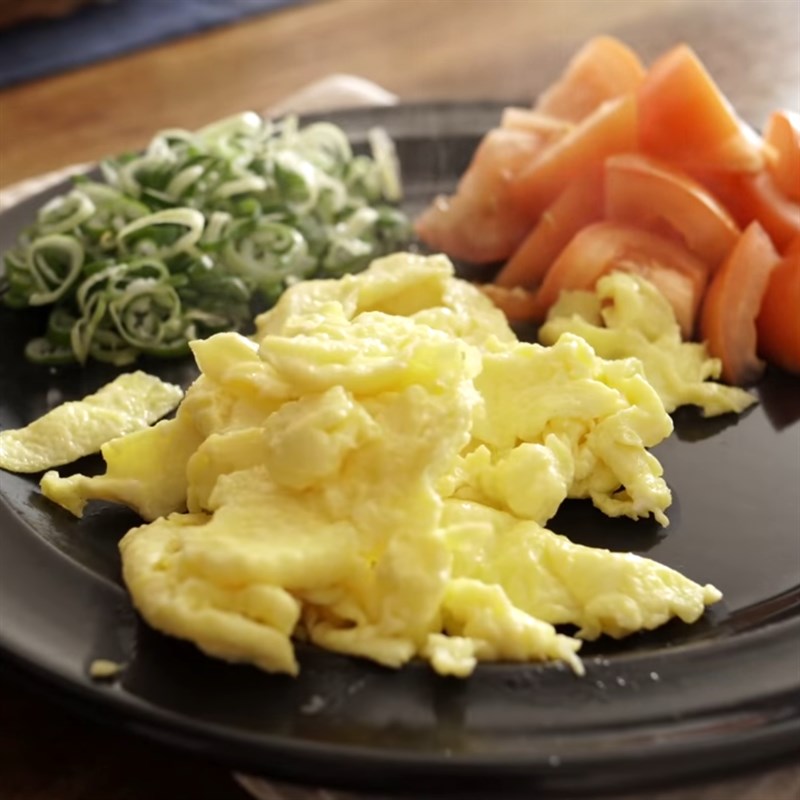 Cách làm mì udon xào trứng cà chua đơn giản cho bữa ăn thêm ngon - hình 7