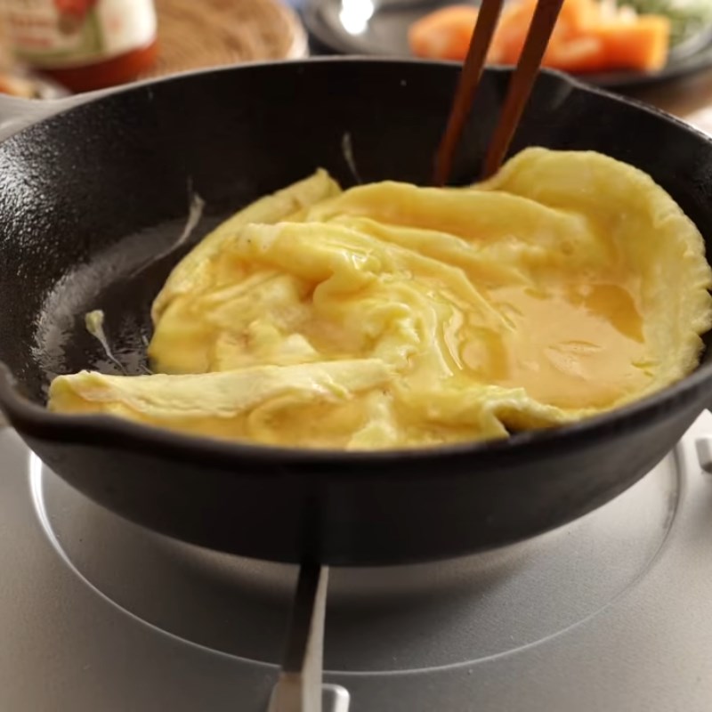 Cách làm mì udon xào trứng cà chua đơn giản cho bữa ăn thêm ngon - hình 6