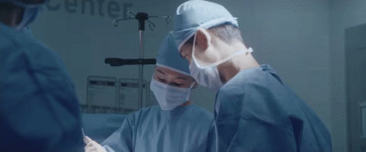 Cười vỡ bụng ở Hospital Playlist 2 tập 6: Thời trẻ oanh liệt của Ik Jun chưa ngang ngược bằng nữ hoàng tông điếc Song Hwa! - Hình 4