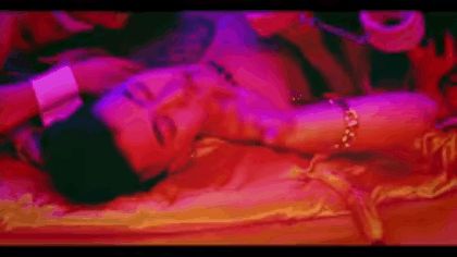 Những cảnh quay thân mật trong MV Kpop: HyunA biến MV thành phi.m 1.8 , BLACKPINK ôm trai lạ còn non và xanh lắm - Hình 15