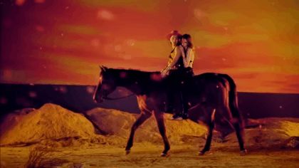 Những cảnh quay thân mật trong MV Kpop: HyunA biến MV thành phi.m 1.8 , BLACKPINK ôm trai lạ còn non và xanh lắm - Hình 6