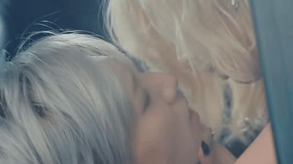 Những cảnh quay thân mật trong MV Kpop: HyunA biến MV thành phi.m 1.8 , BLACKPINK ôm trai lạ còn non và xanh lắm - Hình 3