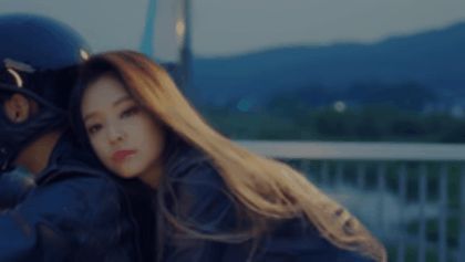 Những cảnh quay thân mật trong MV Kpop: HyunA biến MV thành phi.m 1.8 , BLACKPINK ôm trai lạ còn non và xanh lắm - Hình 10