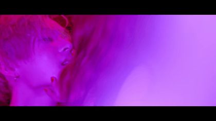 Những cảnh quay thân mật trong MV Kpop: HyunA biến MV thành phi.m 1.8 , BLACKPINK ôm trai lạ còn non và xanh lắm - Hình 5