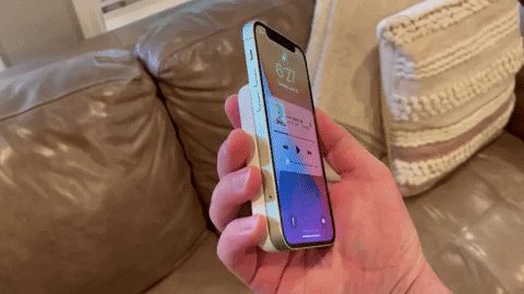 Nếu Steve Jobs còn sống, chắc ông sẽ lại mắng khách hàng cầm sai cách rồi khi dùng pin sạc MagSafe thế này - Hình 2