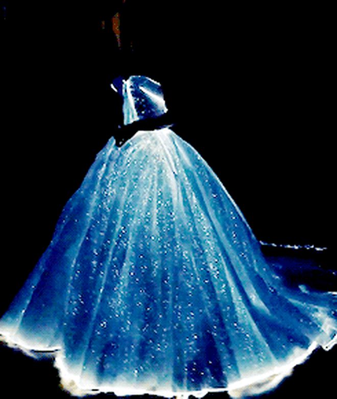 5 bộ váy Lọ Lem kinh điển: Lily James lên đồ như bị tra tấn, Zendaya được hóa phép ngay trên thảm đỏ, bộ váy bình thường nhất lại gây sốt nhất - Hình 13