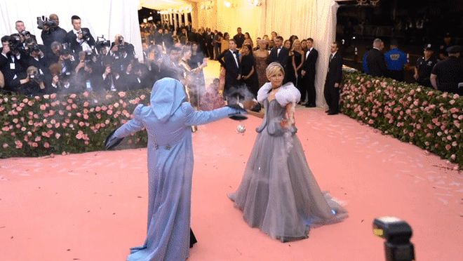 5 bộ váy Lọ Lem kinh điển: Lily James lên đồ như bị tra tấn, Zendaya được hóa phép ngay trên thảm đỏ, bộ váy bình thường nhất lại gây sốt nhất - Hình 15