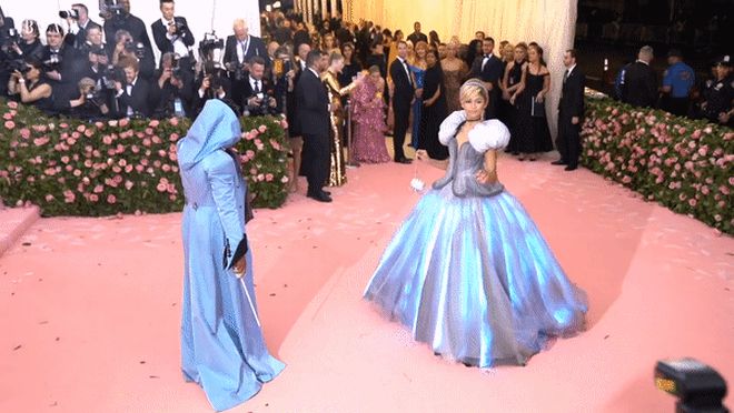 5 bộ váy Lọ Lem kinh điển: Lily James lên đồ như bị tra tấn, Zendaya được hóa phép ngay trên thảm đỏ, bộ váy bình thường nhất lại gây sốt nhất - Hình 16