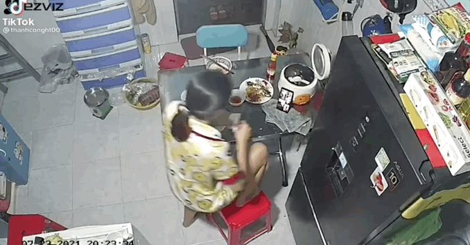 Người Việt có một thói quen cực kì nguy hiểm là gác chân lên ghế khi ăn, xin mời xem luôn clip này để thấy tai hoạ trời giáng là thế nào! - Hình 1