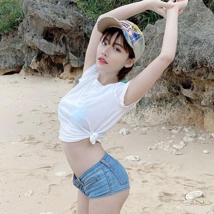Nữ Youtuber Nhật Bản sở hữu thân hình nuột nà, bất chấp mọi phong cách - Hình 13