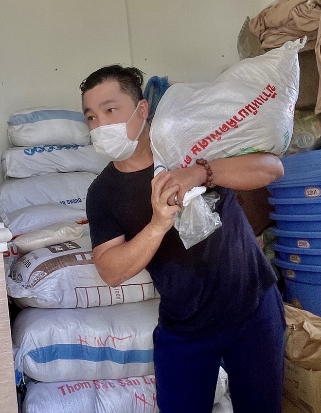 Lý Hùng quyên góp 30 tấn gạo giúp người dân TP.HCM - Hình 1
