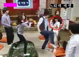 Nóng mặt yêu râu xanh Kbiz hiện hình: Yoona bị sờ mông, Irene méo mặt vì rapper thô tục, sốc nhất nam idol sàm sỡ vòng 1 đàn em - Hình 8