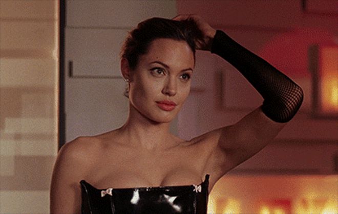 Angelina Jolie and the legendary black dress at Mr Mrs Smith are truly immortal, no wonder Brad Pitt was so infatuated with no way out - PH๏τo 7.
