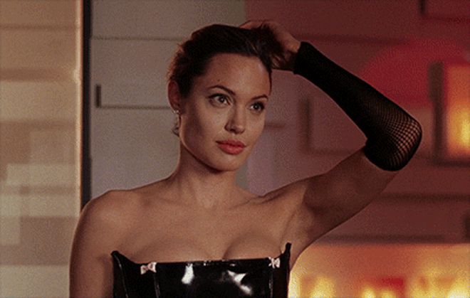 Angelina Jolie and the legendary black dress at Mr   Mrs Smith are truly immortal, no wonder Brad Pitt was so infatuated with no way out - PH๏τo 7.