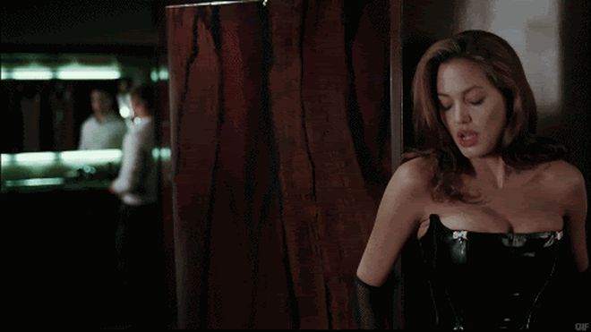 Angelina Jolie and the legendary black dress at Mr   Mrs Smith are truly immortal, no wonder Brad Pitt was infatuated with no way out - PH๏τo 8.