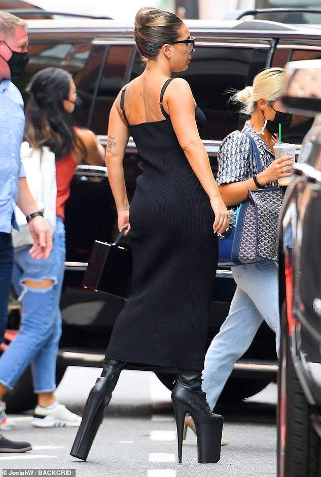 Heart-stopping to see Lady Gaga walking around with her clogs like poles, still cutting the catwalk in the streets even though her fat belly is exposed - Photo 3