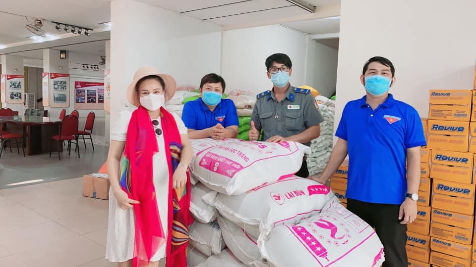 Vy Oanh bị dân mạng mỉa mai làm trò hề khi ủng hộ 50 ổ bánh cho y bác sĩ tuyến đầu chống dịch - Hình 6