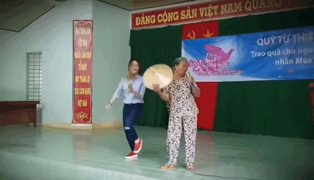 Không thể đáng yêu hơn: Mỹ Tâm nhường sân khấu, nhắng nhít múa phụ họa cho cụ bà hát rap cực sung - Hình 3