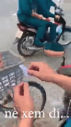 Hài nhất mùa dịch: Bị cán bộ kiểm soát dịch kiểm tra phiếu đi chợ, bà cô đưa nhầm... tờ kết quả xổ số, đưa lại vẫn sai ngày và phải đi về - Hình 1