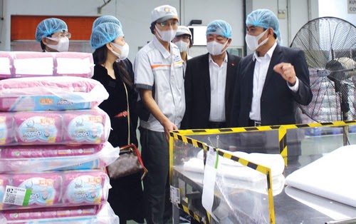 Chủ doanh nghiệp ở Đồng Nai bỏ qua ngại ngùng, mua hàng nghìn gói băng vệ sinh tặng chị em trong khu phong toả - Hình 5