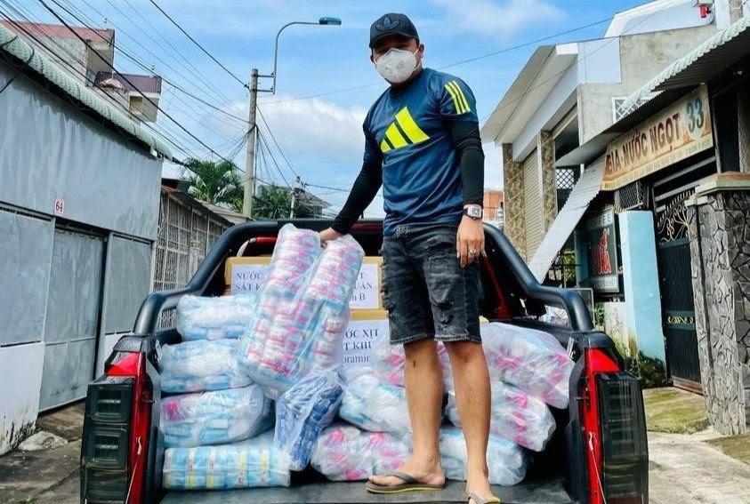 Chủ doanh nghiệp ở Đồng Nai bỏ qua ngại ngùng, mua hàng nghìn gói băng vệ sinh tặng chị em trong khu phong toả - Hình 2