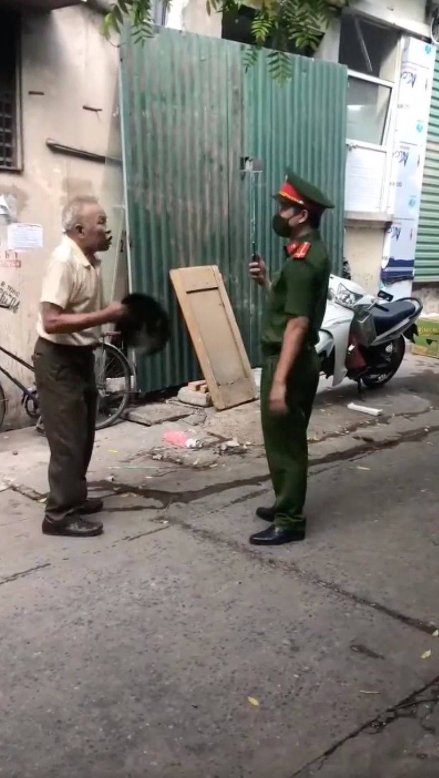 Cháu gái cụ ông cầm mũ cối đánh chiến sĩ công an thanh minh: Ông có tâm lý không ổn định - Hình 3