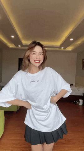 Hot girl trứng rán bắt trend TikTok đạt luôn 5 triệu view nhưng netizen chú ý nhất là không gian ở khu cách ly - Hình 1