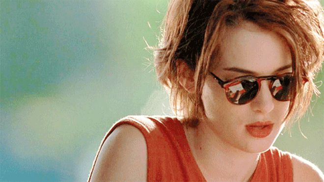 Winona Ryder - fashion icon đình đám thập niên 90: Diện đồ đỉnh đến mức giới trẻ bây giờ vẫn học theo, mất tất cả vì thói ăn cắp vặt - Hình 1