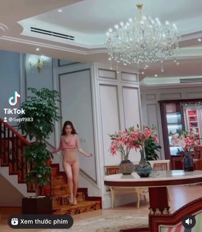 Ngọc Trinh đi bơi tại biệt thự 1800m2, Vũ Khắc Tiệp tóm gọn bằng clip quay vội nhưng không dìm nổi body chuẩn chỉnh - Hình 1