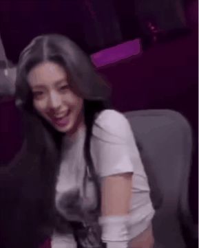 Đàn em TWICE cover bản hit 1 thời của nhóm nhạc BTS: Visual xinh nhưng lại bị netizen ném đá vì biểu cảm lố - Hình 1