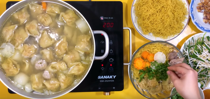 2 cách nấu mì hoành thánh xương heo và xá xíu siêu ngon cho bữa sáng - Hình 9