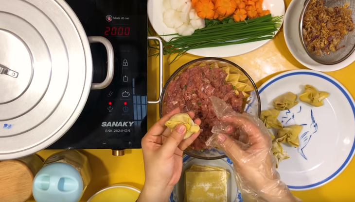 2 cách nấu mì hoành thánh xương heo và xá xíu siêu ngon cho bữa sáng - Hình 7