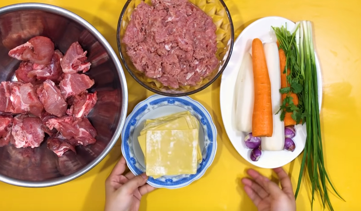 2 cách nấu mì hoành thánh xương heo và xá xíu siêu ngon cho bữa sáng - Hình 2