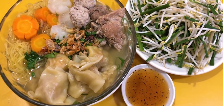 2 cách nấu mì hoành thánh xương heo và xá xíu siêu ngon cho bữa sáng - Hình 1