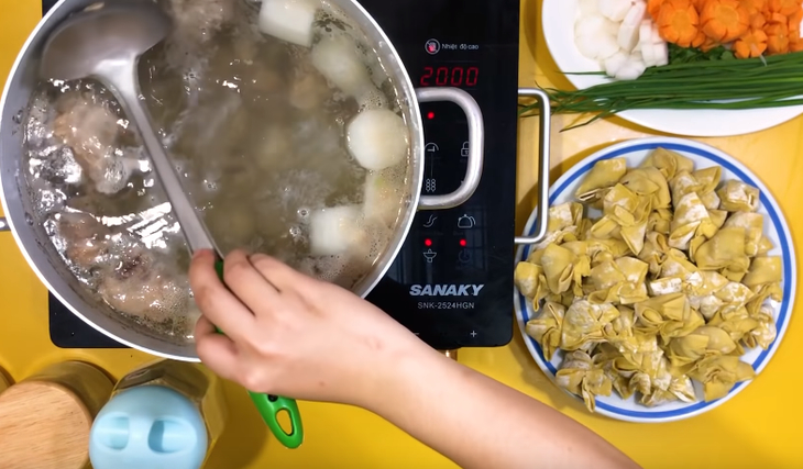 2 cách nấu mì hoành thánh xương heo và xá xíu siêu ngon cho bữa sáng - Hình 8