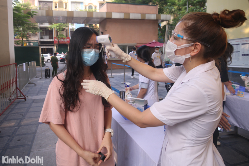 [Ảnh] Hà Nội: Giám thị giúp thí sinh đặc biệt tại điểm thi trường THCS Nghĩa Tân - Hình 8