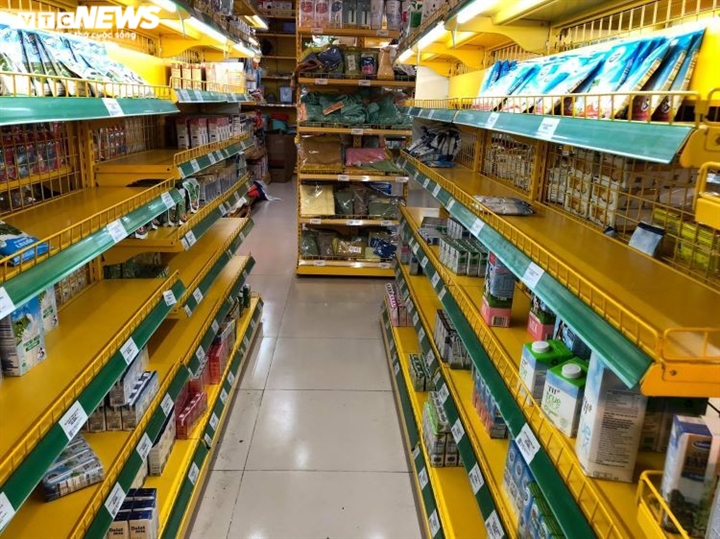 Ảnh: Người dân ùn ùn tới siêu thị, vét sạch các kệ hàng thực phẩm ở TP.HCM - Hình 12
