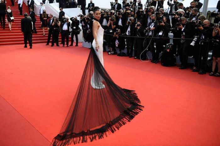 Bella Hadid thần thái quyến rũ, diện set đồ hiệu sang chảnh tại LHP Cannes - Hình 1