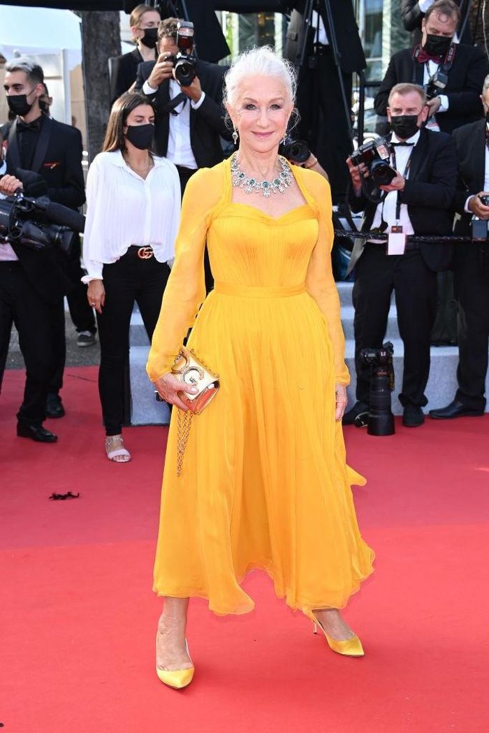 Bella Hadid và dàn sao trên thảm đỏ Cannes 2021 - Hình 11
