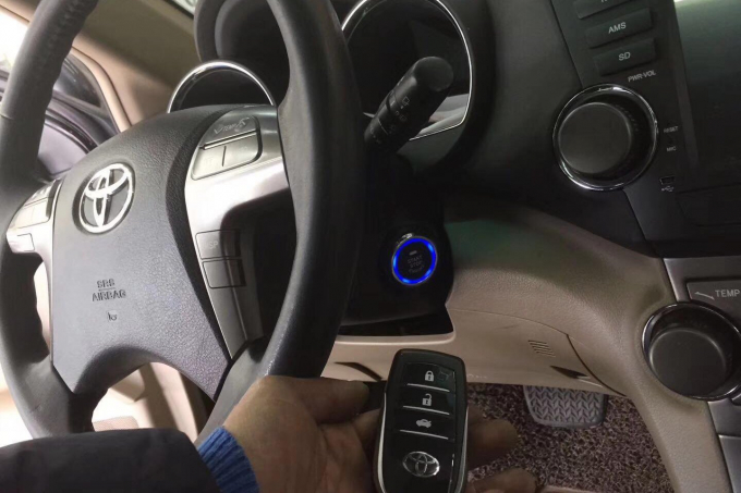 Bí kíp mở cửa xe khi chìa khóa thông minh hết pin - Hình 1